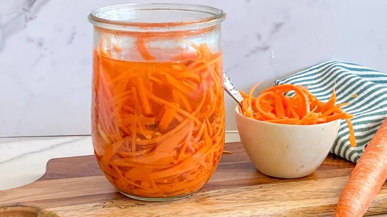 Couper les carottes dans le liquide dans un bocal en verre 