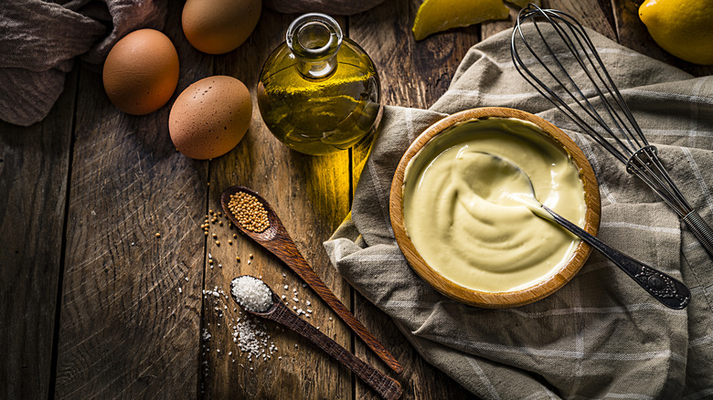 mayonnaise maison dans un bol en bois