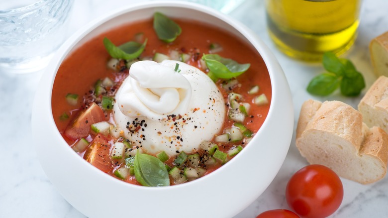 bol de soupe aux tomates avec fromage burrata