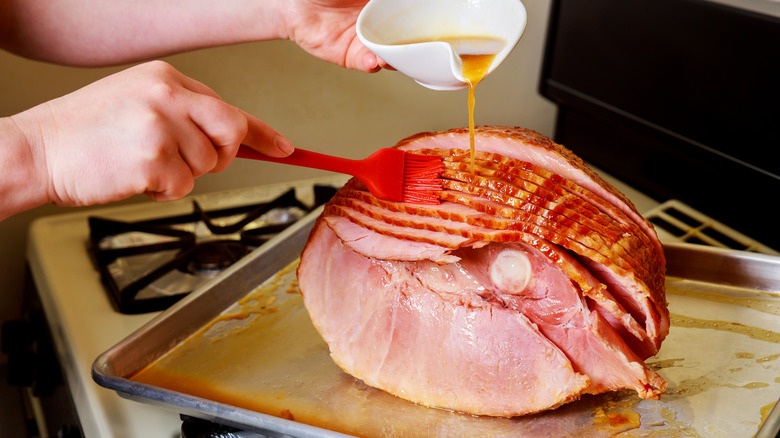 sauce arrosée sur jambon en spirale 