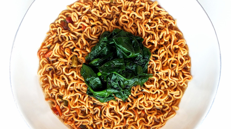 ramen garni d'épinards