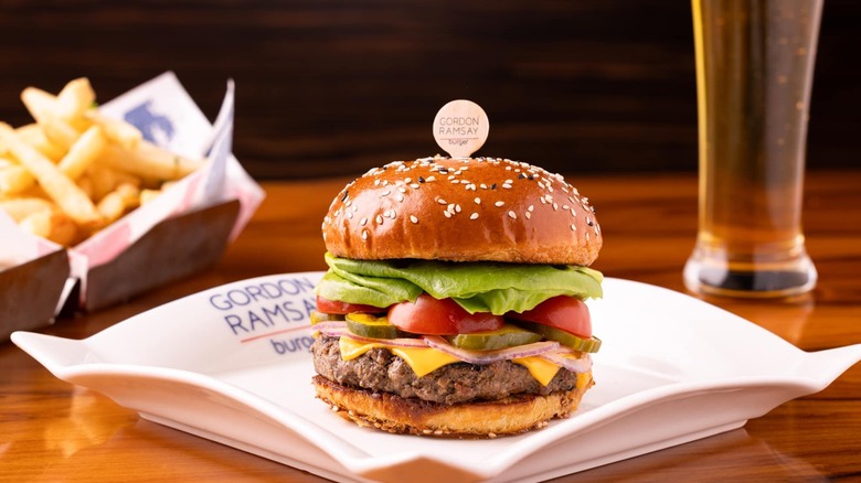 Hamburger, frites et bière