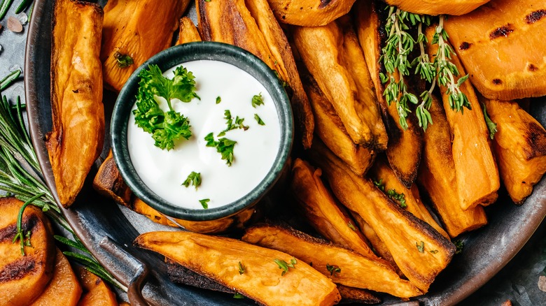 frites de patates douces entourant une coupe de trempette