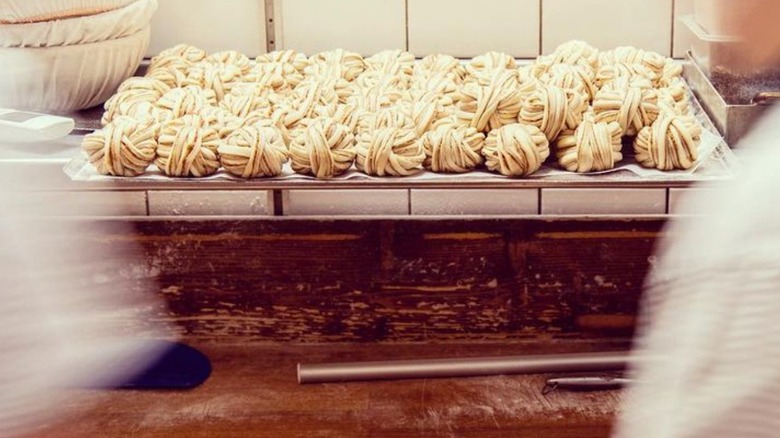 plateau de brioches à la cannelle torsadées