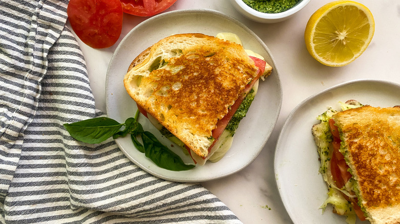 Sandwich grillé au pesto et à la mozzarella