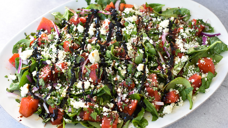 Salade de basilic grillé et de pastèque