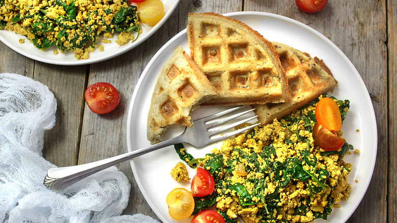 Gaufres de tofu accompagnées de légumes