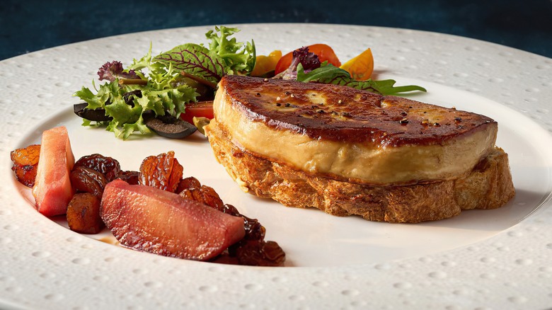 Foie gras aux fruits pochés et salade