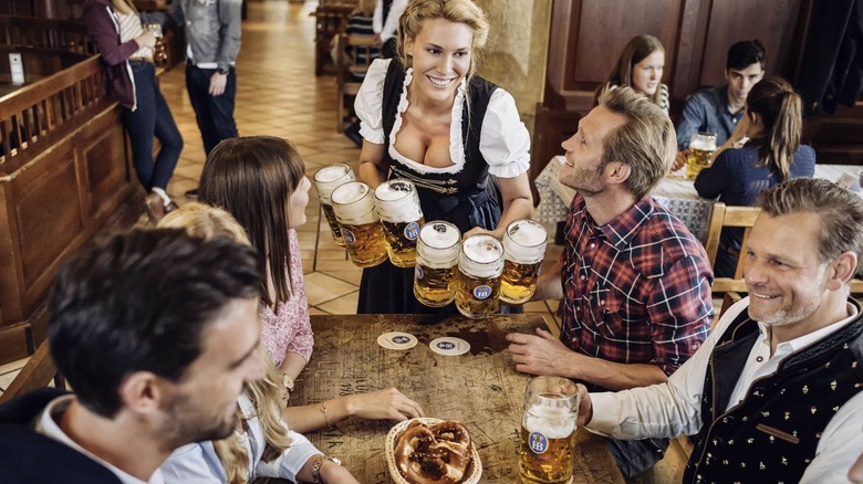 Hofbräuhaus invités et serveuse