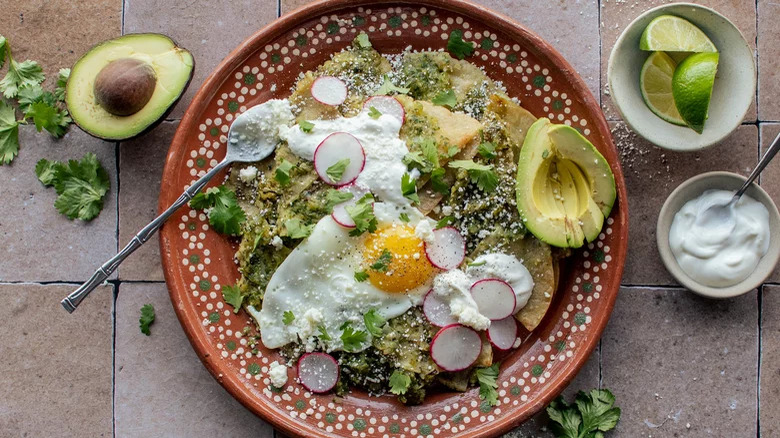 chilaquiles sur assiette brune