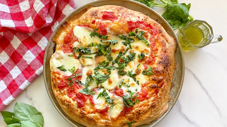 Pizza Margherita sur assiette