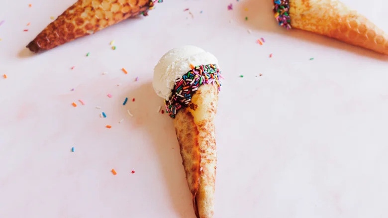 cornets gaufrés avec de la glace