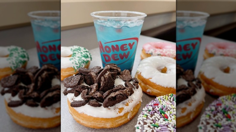 beignets et boisson bleue