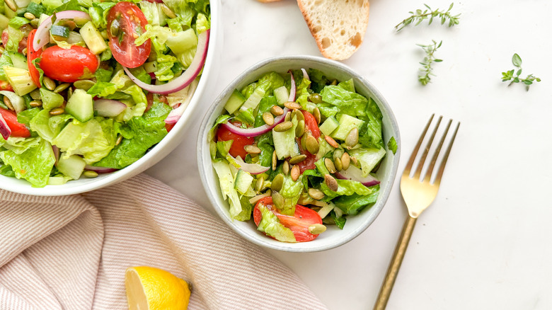 bol de service de salade de tomates romaines