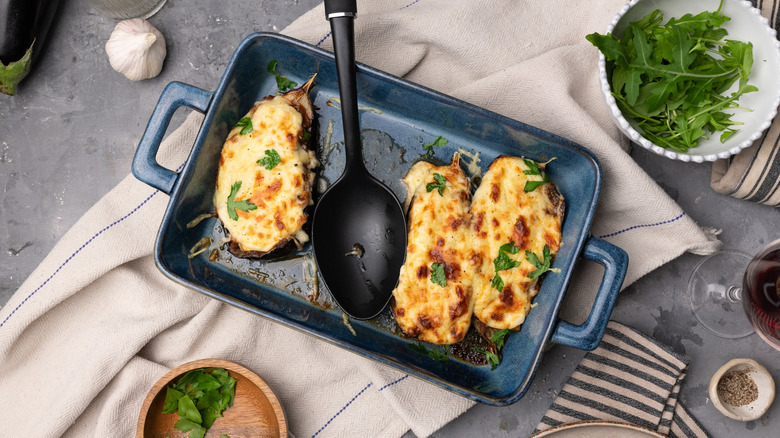 aubergines farcies à la dinde et au fromage dans un plat allant au four