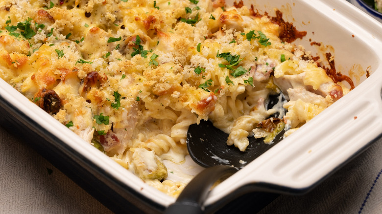 Gratin de pâtes au poulet et aux choux de Bruxelles