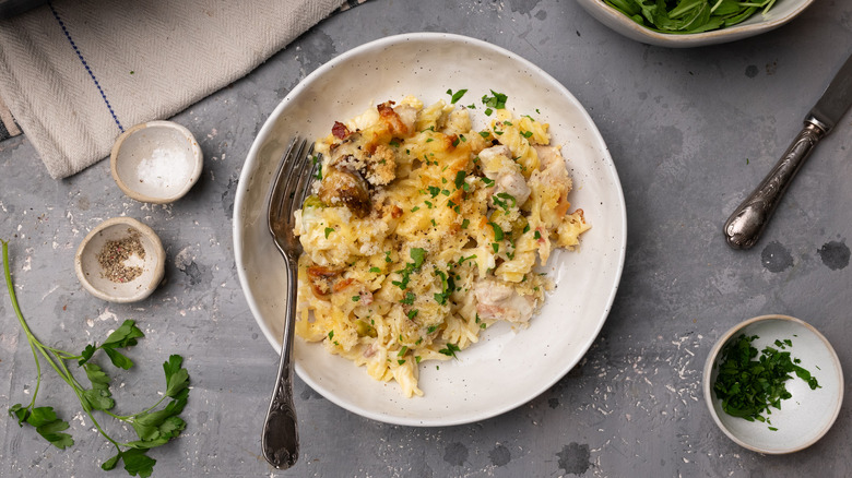 Gratin de pâtes au poulet et aux choux de Bruxelles