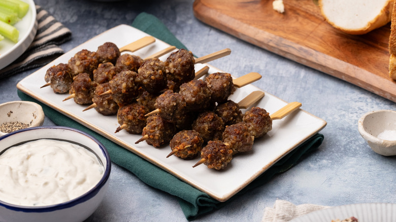 mini brochettes de boulettes de viande sur plateau