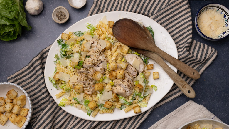 salade de pâtes au poulet César dans une assiette