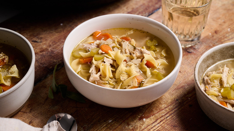 soupe au poulet et aux nouilles dans un bol