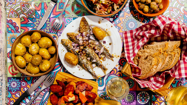 variété de plats et assiette de sardines