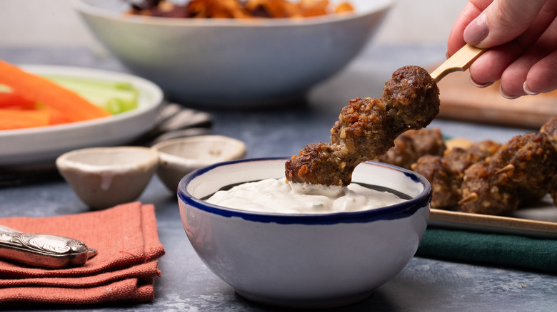 brochette de boulettes de viande trempée dans la sauce