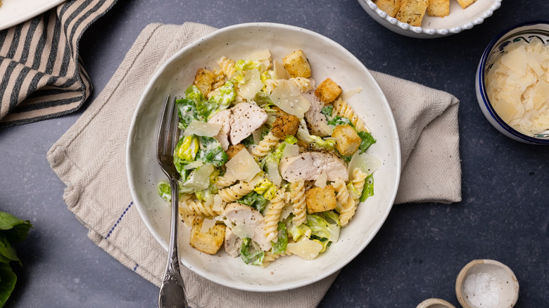 salade de pâtes au poulet César dans une assiette