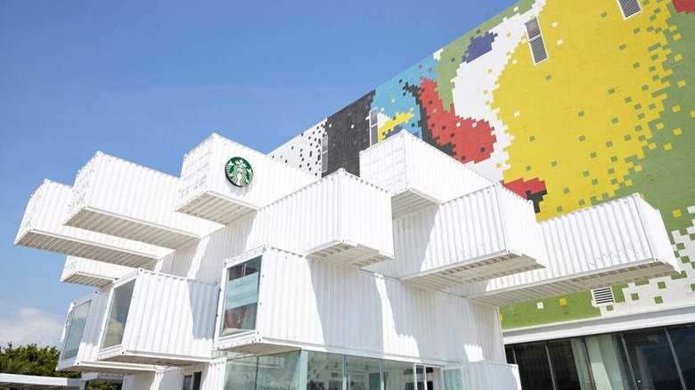 Magasin Starbucks à Taiwan, dans un conteneur maritime 