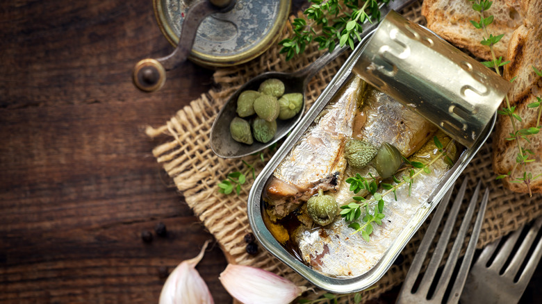 Boîte de sardines aux câpres et pain