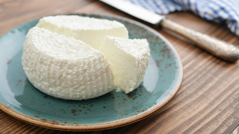 ricotta fraîche dans une assiette