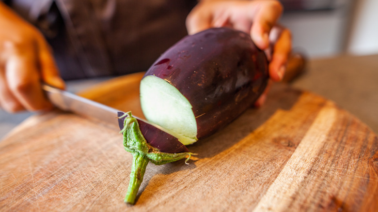 Aubergine sur planche à découper