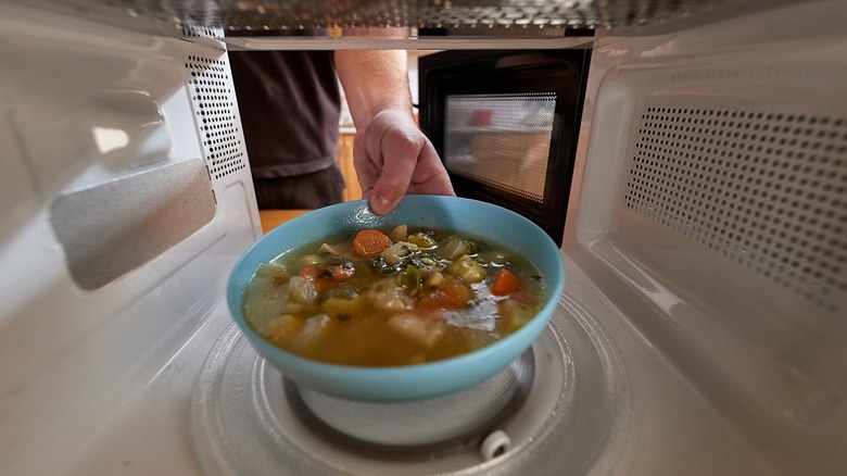 Bol de soupe aux légumes au micro-ondes