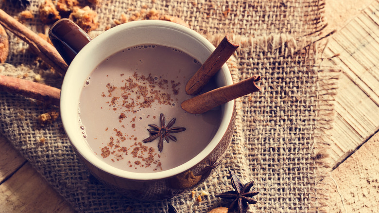 boisson chai au chocolat dans une tasse