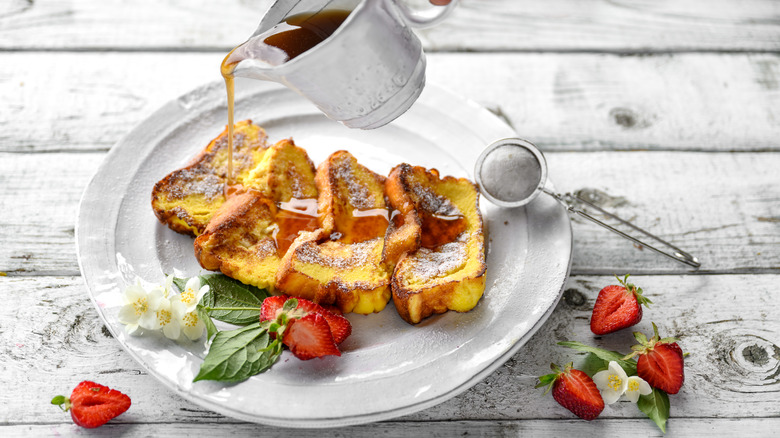 Sirop versé sur du pain perdu