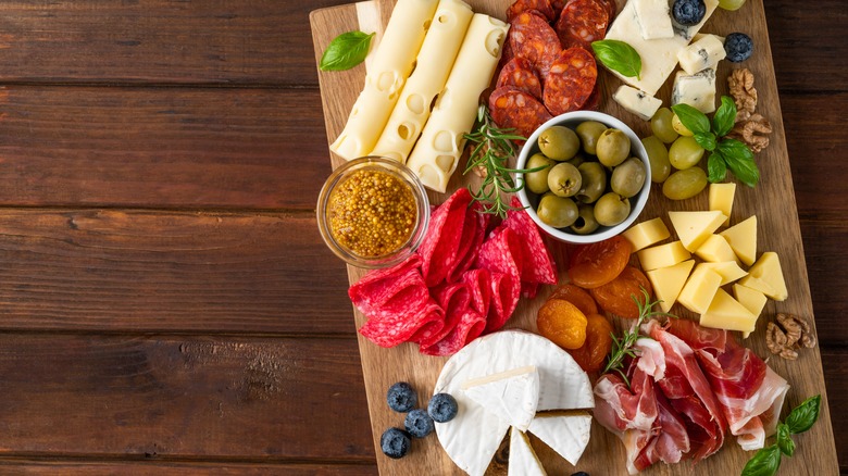 Planche de charcuterie sur fond de bois 