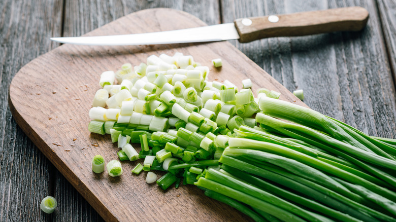 couper des oignons verts