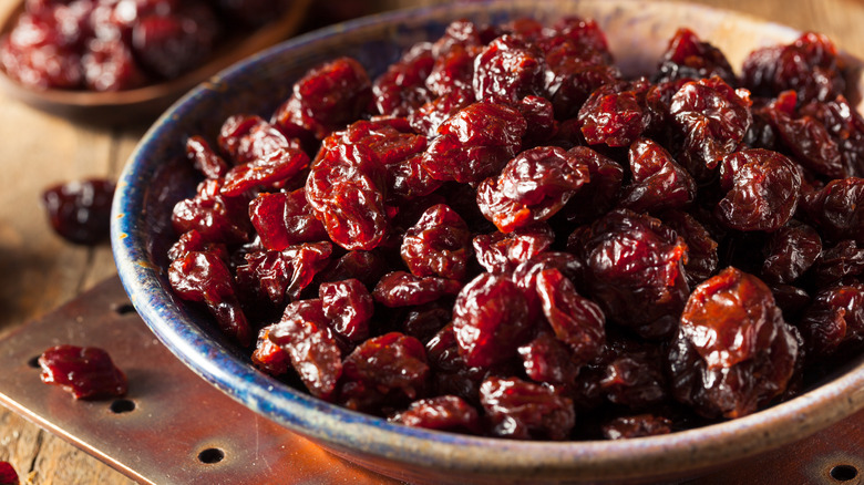 Cerises séchées dans un bol