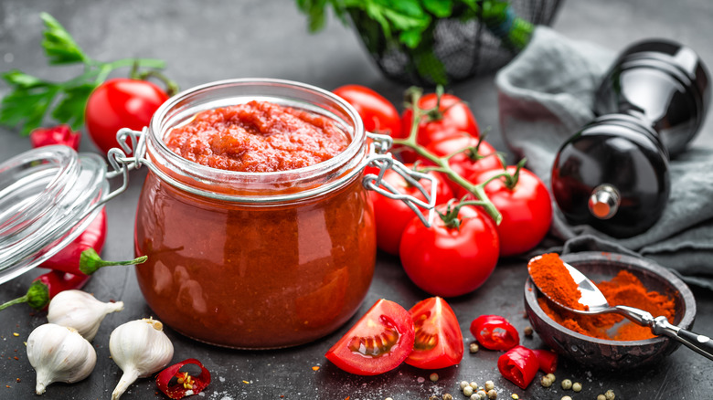 salsa en pot avec tomates et ail