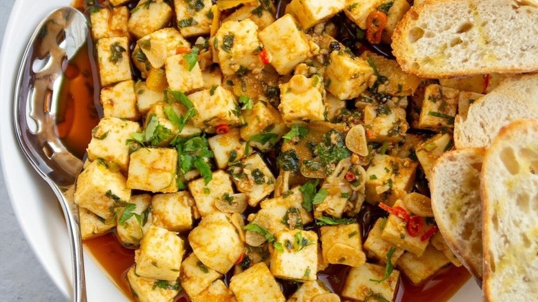 fromage paneer mariné à l'huile de piment