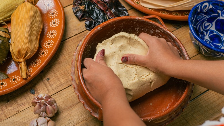 faire de la pâte pour les tamales