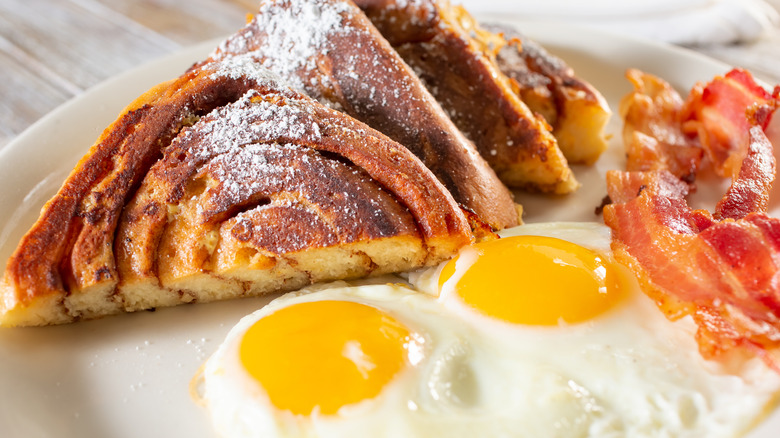 Petit déjeuner avec pain perdu aux brioches à la cannelle