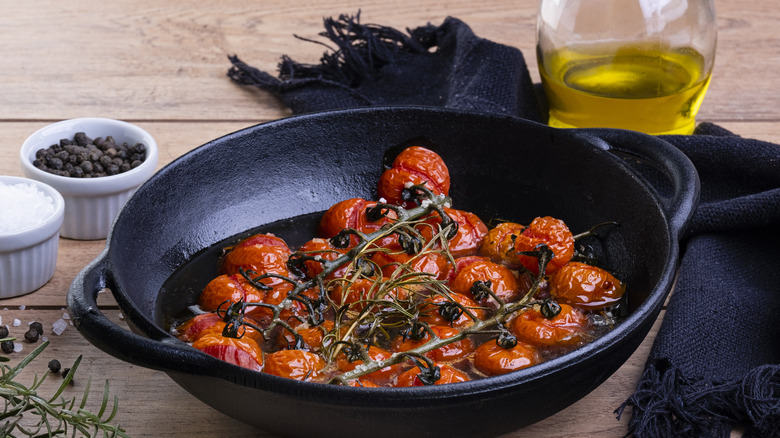 Tomates confites en pot noir