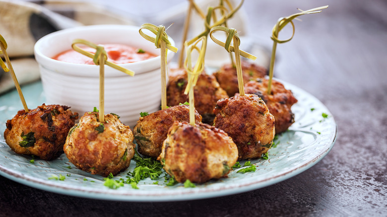 Apéritifs aux boulettes de viande avec sauce sur assiette 