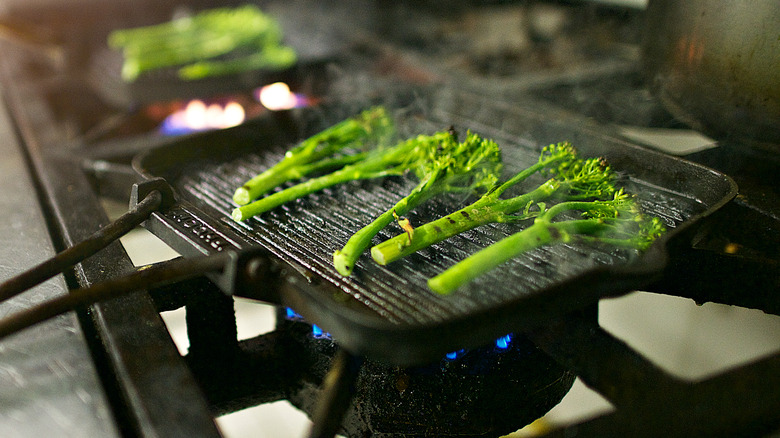 Faire griller du broccolini dans une poêle sur la cuisinière