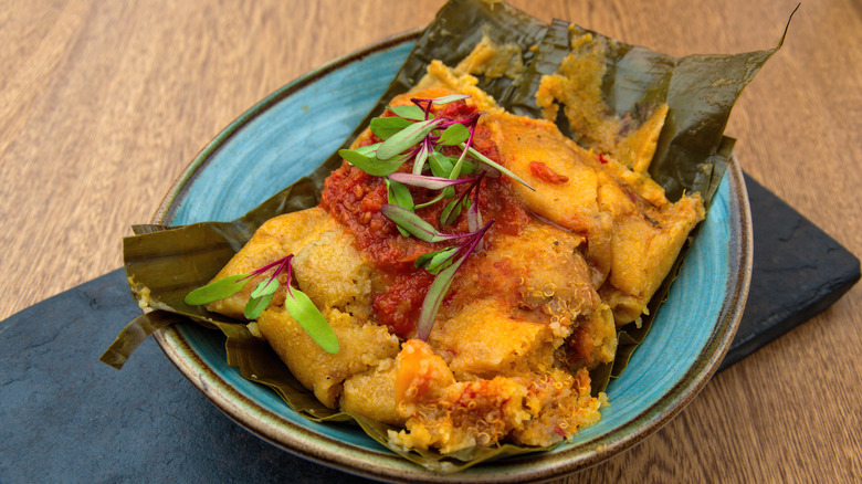 tamal dans une feuille de bananier