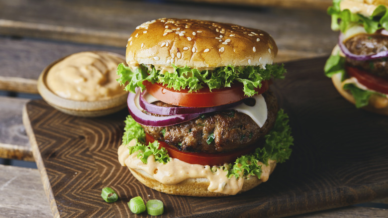 burger sur planche de bois