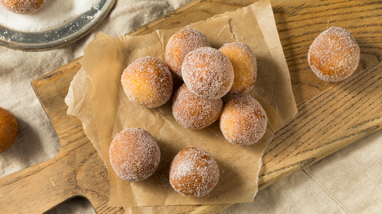 Vue de dessus des beignets enrobés de sucre à la cannelle 