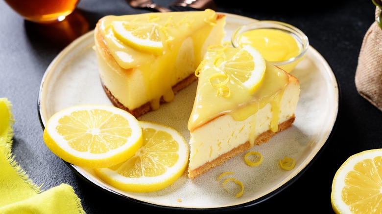 Gâteau au fromage garni de crème au citron