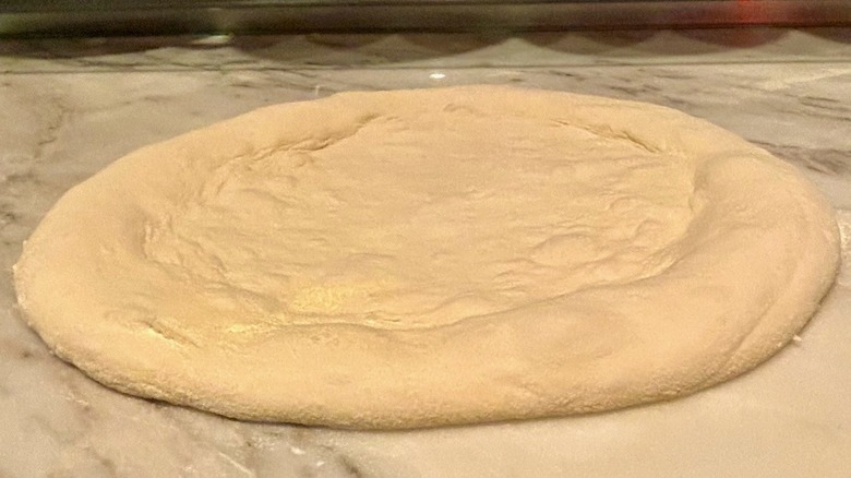 Ronde de pâte à pizza non cuite