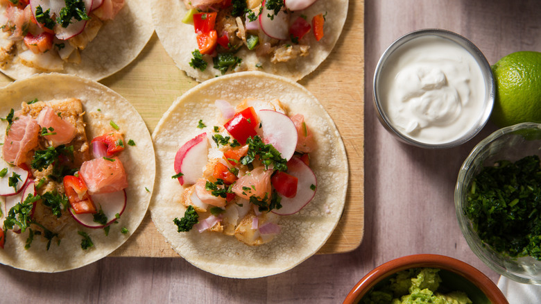 gros plan sur les tacos au poisson